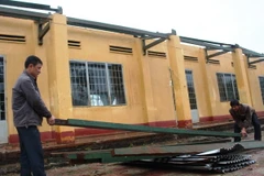 Trường trung học cơ sở Hiệp Thạnh bị tốc mái. (Ảnh: Đặng Tuấn/Vietnam+)