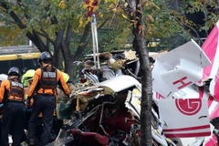 Lực lượng cứu hộ tiến hành dọp dẹp hiện trường vụ tai nạn. (Nguồn: Yonhap)