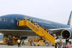 Những hành khách đầu tiên đến Phú Quốc bằng máy bay Boeing 777. (Ảnh: Đức Tám/TTXVN)