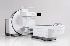 Symbia Intevo, hệ thống đầu tiên trên thế giới tích hợp hoàn toàn khả năng chụp cắt lớp vi tính bằng bức xạ đơn photon (SPECT) với chụp cắt lớp vi tính (CT), (Nguồn: healthcare.siemens.com)