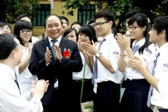 Phó Thủ tướng Nguyễn Xuân Phúc dự Lễ khai giảng năm học mới của Trường THPT Chu Văn An, tháng 9/2012. (Nguồn: TTXVN)