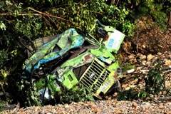 Chiếc xe tải bẹp nát. (Ảnh: Nguyễn Hoàng/Vietnam+)