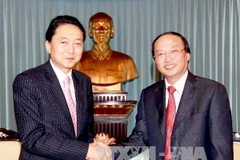 Ông Tô Huy Rứa tiếp Cựu Thủ tướng Nhật Bản Yukio Hatoyama, tháng 3/2012. (Ảnh: Doãn Tấn/TTXVN)