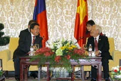 Chủ tịch Ủy ban Nhân dân Thành phố Hồ Chí Minh Lê Hoàng Quân tiếp Tổng thống Mông Cổ, Tsakhiagiin Elbegdorj đang trong chuyến thăm và làm việc tại Việt Nam. (Ảnh: Thanh Vũ/TTXVN)