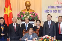 Chủ tịch Quốc hội ký chứng thực Hiến pháp sửa đổi 