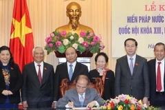 Chủ tịch Quốc hội ký chứng thực Hiến pháp sửa đổi 