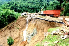 Một đoạn đường trên đèo An Khê bị sạt lở nghiêm trọng. (Ảnh: Quang Thái/TTXVN)