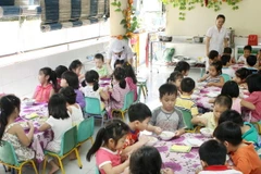 Sau vụ bảo mẫu đánh trẻ, TPHCM tính xây nơi giữ trẻ ở KCN