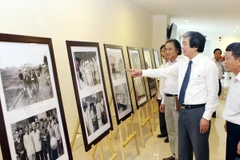 Các đại biểu dự Tọa đàm "Nhà báo Đào Tùng với báo chí Cách mạng Việt Nam" xem ảnh tư liệu về nhà báo Đào Tùng. Ảnh minh họa. (Ảnh: Quốc Khánh/TTXVN)