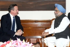 Thủ tướng Ấn Độ Manmohan Singh (phải) hội kiến Thủ tướng Anh David Cameron đang ở thăm Ấn Độ. (Nguồn: AFP/TTXVN)