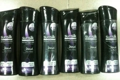 2kg tiền chất ma túy chứa trong các chai dầu gội đầu. (Ảnh: Hoàng Hải/Vietnam+)