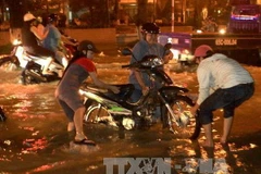 Hàng loạt xe bị chết máy do bị ngập nước vì triều cương dâng cao, tháng 10/2013. Ảnh minh họa. (Ảnh: Duy Khương/TTXVN)