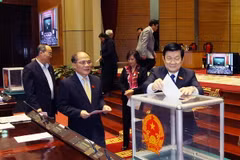 Chủ tịch nước Trương Tấn Sang, Chủ tịch Quốc hội Nguyễn Sinh Hùng và các đại biểu Quốc hội bỏ phiếu bầu. (Ảnh: Nguyễn Dân/TTXVN)
