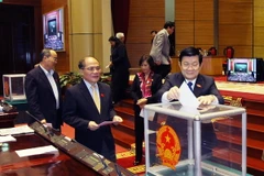 Chủ tịch nước Trương Tấn Sang, Chủ tịch Quốc hội Nguyễn Sinh Hùng và các đại biểu Quốc hội bỏ phiếu bầu. (Ảnh: Nguyễn Dân/TTXVN)