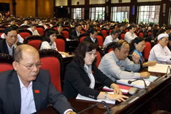 Các đại biểu Quốc hội ấn nút biểu quyết thông qua Luật sửa đổi, bổ sung một số điều của Luật Thi đua khen thưởng. (Ảnh: Nguyễn Dân/TTXVN)