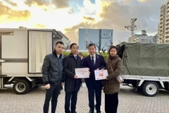 Đại diện đoàn công tác trao hàng cứu trợ cho chính quyền thành phố Higashiosaka. (Ảnh: Xuân Giao/TTXVN)