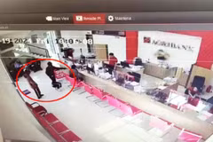 Hai tên cướp cầm súng xông vào ngân hàng.(Ảnh cắt từ camera an ninh)