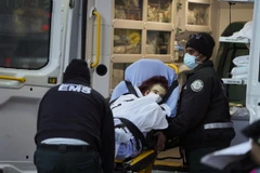 Chuyển bệnh nhân COVID-19 tới bệnh viện ở New York, Mỹ. (Ảnh: THX/TTXVN)