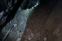 Lực lượng chức năng phát hiện 1 tấn quặng vàng tại hầm khai thác vàng sâu trong lòng đất tại bản Phiêng Chạng, xã Noong Hẻo, Sìn Hồ. (Ảnh: TTXVN phát)