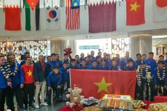 Thầy trò Huấn luyện viên Philippe Troussier được đón tiếp tại Qatar. (Nguồn: VFF)
