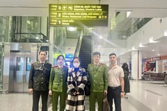 Đối tượng Lê Thị Diễm My bị bắt khi vừa chuẩn bị làm thủ tục về Việt Nam. (Nguồn: Công an Quảng bình)