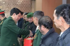 Đại tướng Lương Cường trao quà của Quân ủy Trung ương, Bộ Quốc phòng tặng các gia đình chính sách, người có công tiêu biểu tỉnh Hà Giang nhân dịp Tết Nguyên đán Giáp Thìn 2024. (Ảnh: Minh Tâm/TTXVN)