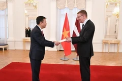 Đại sứ Trần Văn Tuấn trình Quốc thư lên Tổng thống Latvia. (Ảnh: TTXVN phát)