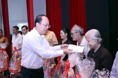 Ông Nguyễn Hồ Hải, Phó Bí thư Thành ủy Thành phố Hồ Chí Minh, trao tặng quà Tết Quý Mão cho đồng bào dân tộc thiểu số có hoàn cảnh khó khăn trên địa bàn Thành phố. (Ảnh: Xuân Khu/TTXVN)