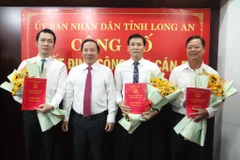 Phó Bí thư Tỉnh ủy, Chủ tịch Ủy ban Nhân dân tỉnh Long An Nguyễn Văn Út trao quyết định cho ông Trương Văn Liếp (thứ 2, từ phải qua), ông Trương Tấn Sơn (bìa trái) và ông Nguyễn Chí Thiện. (Nguồn: Báo Long An) 
