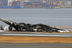 Máy bay chở khách của Hãng hàng không Japan Airlines sau vụ va chạm tại sân bay Haneda ở Tokyo, Nhật Bản. (Ảnh: Kyodo/TTXVN) 