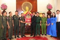 Đoàn Bộ Tư lệnh Lục quân-Quân đội Hoàng gia Campuchia tặng quà cho lãnh đạo Ủy ban Nhân dân thành phố Cần Thơ. (Ảnh: Ngọc Thiện/TTXVN)