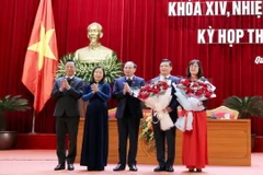Lãnh đạo Hội đồng Nhân dân tỉnh Quảng Ninh tặng hoa chúc mùng ông Nghiêm Xuân Cường (thứ 2, từ phải sang). (Ảnh: Văn Đức/TTXVN)