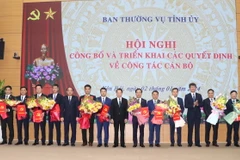 11 cán bộ được nhận quyết định điều động, luân chuyển, bổ nhiệm giữ các vị trí công tác mới. (Ảnh: Tuấn Anh/TTXVN)