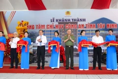 Các đại biểu cắt băng khánh thành công trình Trung tâm Chỉ huy Công an tỉnh Tây Ninh. (Ảnh: Giang Phương/TTXVN)