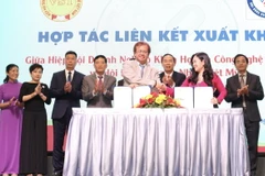 Các đơn vị ký kết hợp tác hỗ trợ xúc tiến thương mại tại diễn đàn. (Ảnh: Xuân Anh/TTXVN)