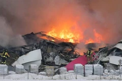 Lính cứu hỏa dập tắt đám cháy tại nhà kho của nhà bán lẻ trực tuyến Wildberries ở Shushary, ngoại ô St. Petersburg. (Nguồn: Sputnik)