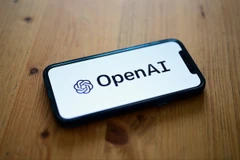 Biểu tượng OpenAI trên màn hình điện thoại di động. (Ảnh: AFP/TTXVN)