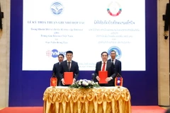 Lễ ký kết Biên bản thỏa thuận ghi nhớ (MOU) về đo tốc độ truy cập Internet giữa Trung tâm Internet Việt Nam (VNNIC) với Cục Viễn thông Lào (LRTA). (Ảnh: Đỗ Bá Thành/TTXVN)