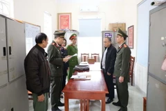 Công an đọc lệnh bắt tạm giam đối với Nguyễn Thế Hùng, nguyên Tổng Giám đốc Công ty Thăng Long. (Ảnh: TTXVN phát)