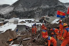 Lực lượng cứu hộ làm nhiệm vụ tại hiện trường lở đất ở thành phố Chiêu Thông, tỉnh Vân Nam, Trung Quốc. (Ảnh: THX/TTXVN)