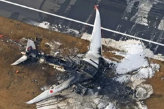 Hiện trường vụ tai nạn máy bay của Japan Airlines tại Sân bay Haneda. (Ảnh: Kyodo/TTXVN) 
