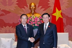 Chủ tịch Quốc hội Vương Đình Huệ tiếp Phó Chủ tịch Quốc hội Lào Chaleun Yiapaoher. (Ảnh: Nhan Sáng/TTXVN)