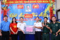 Mang tình cảm, niềm tin của nhân dân đến với chiến sỹ các Nhà giàn DK1