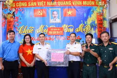 Mang tình cảm, niềm tin của nhân dân đến với chiến sỹ các Nhà giàn DK1