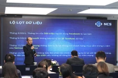 Ông Vũ Ngọc Sơn - Giám đốc Công nghệ NCS giới thiệu Giải pháp NCSOC giám sát an ninh mạng 24/7 cho doanh nghiệp vừa và nhỏ. (Ảnh: Minh Sơn/Vietnam+)