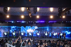 Thủ tướng Phạm Minh Chính; Bí thư Trung ương Đảng, Trưởng Ban Đối ngoại Trung ương Lê Hoài Trung; Bộ trưởng Bộ Kế hoạch và Đầu tư Nguyễn Chí Dũng và một số đại biểu đã thực hiện nghi thức cắt băng Khánh thành NIC Cơ sở Hòa Lạc. (Ảnh: Minh Sơn/Vietnam+)