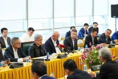 Ông Jensen Huang làm việc cùng đại diện các công ty công nghệ Việt Nam. (Ảnh: Minh Sơn/Vietnam+)