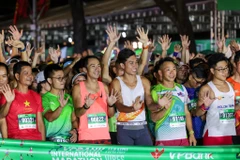 Rạng sáng ngày 8/10, VPBank Hanoi International Marathon 2023 - sự kiện thể thao quốc tế thường niên chính thức của thành phố Hà Nội đã chính thức khởi tranh với sự tham gia của gần 11.000 vận động viên. (Ảnh: Minh Sơn/Vietnam+)
