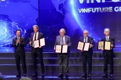 Giải thưởng Chính trị giá 3 triệu USD được trao cho “Phát minh sản xuất Năng lượng Xanh bằng pin Mặt Trời và lưu trữ bằng pin Lithium-ion." (Ảnh: Minh Sơn/Vietnam+)