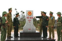 Lực lượng vũ trang hai nước phối hợp bảo vệ cột mốc biên giới 605 trên biên giới Việt-Lào. (Ảnh :Anh Tôn/TTXVN)